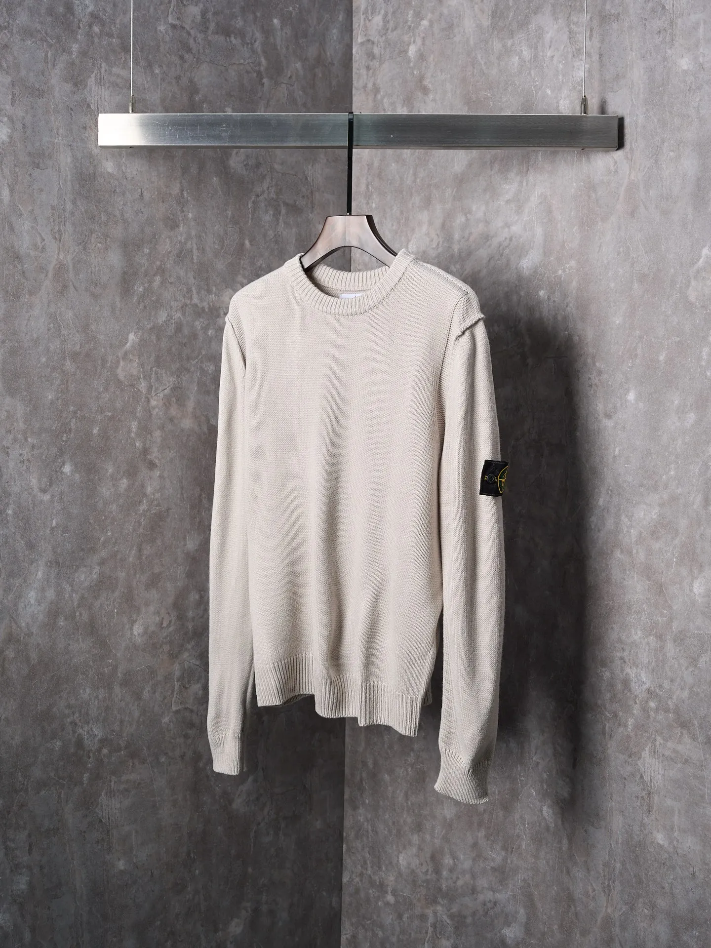 P410 Actual auction】Stonesland/Stone Island knitted round neck long-sleeved sweater with embroidered arm logo [Color] Black Gray Apricot [Ready Stock] S M L XL Made of 30% wool, 50% cotton, 20% spandex. The arm embroidery logo is made of double-layer soft leather, with embroidery logo technology on the surface and embellishment with the brand logo. Comes with laser engraved metal buttons. Garment washing-fixing color-fixing pattern-removing wool impurities.  This style is woven with a 7-needle imported machine, with knitted threads on the neck and hem, and embroidered logos on the arms to present the brand vision.